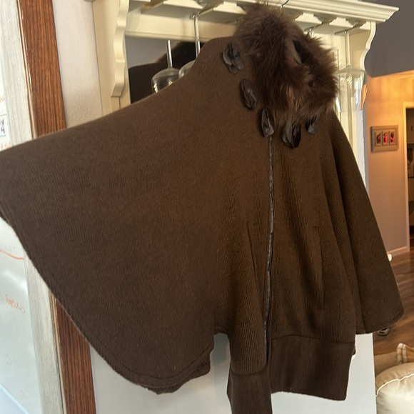 Luxe by Irina Poncho - Picture 2 of 8